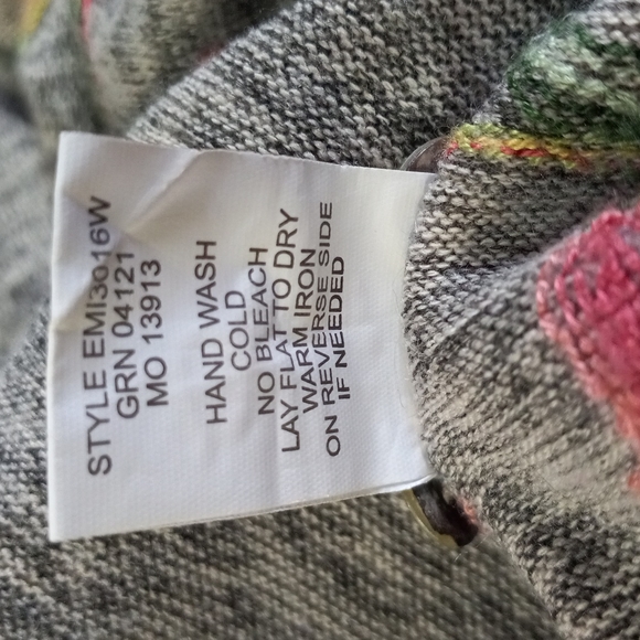 Fig and Flower Gray W/Floral Embroidery Button/Tie up Hi/Lo Top SZ 1X - Picture 8 of 10